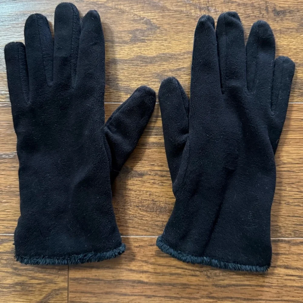 Isotoner Water Repellant Fleece Touchscreen Gloves, Black with Palm Patch
